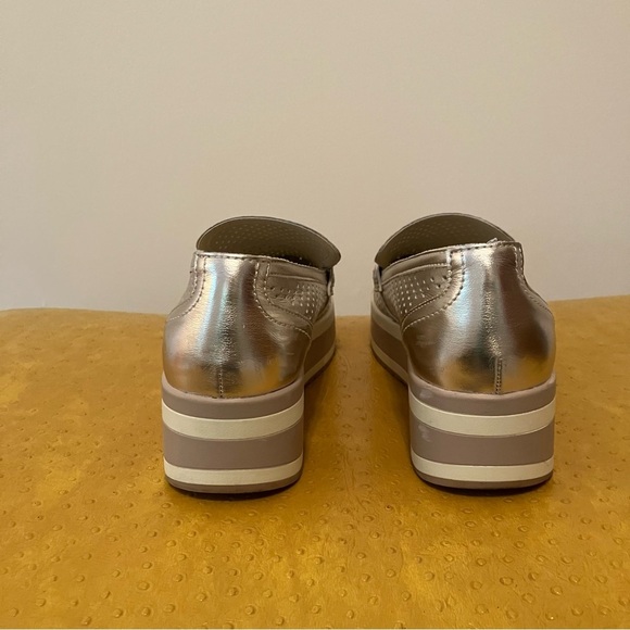 Dolce Vita Janine Slip-On Platform Loafer Sneaker Perforated Softwaves Gold 9.5 - Picture 3 of 10